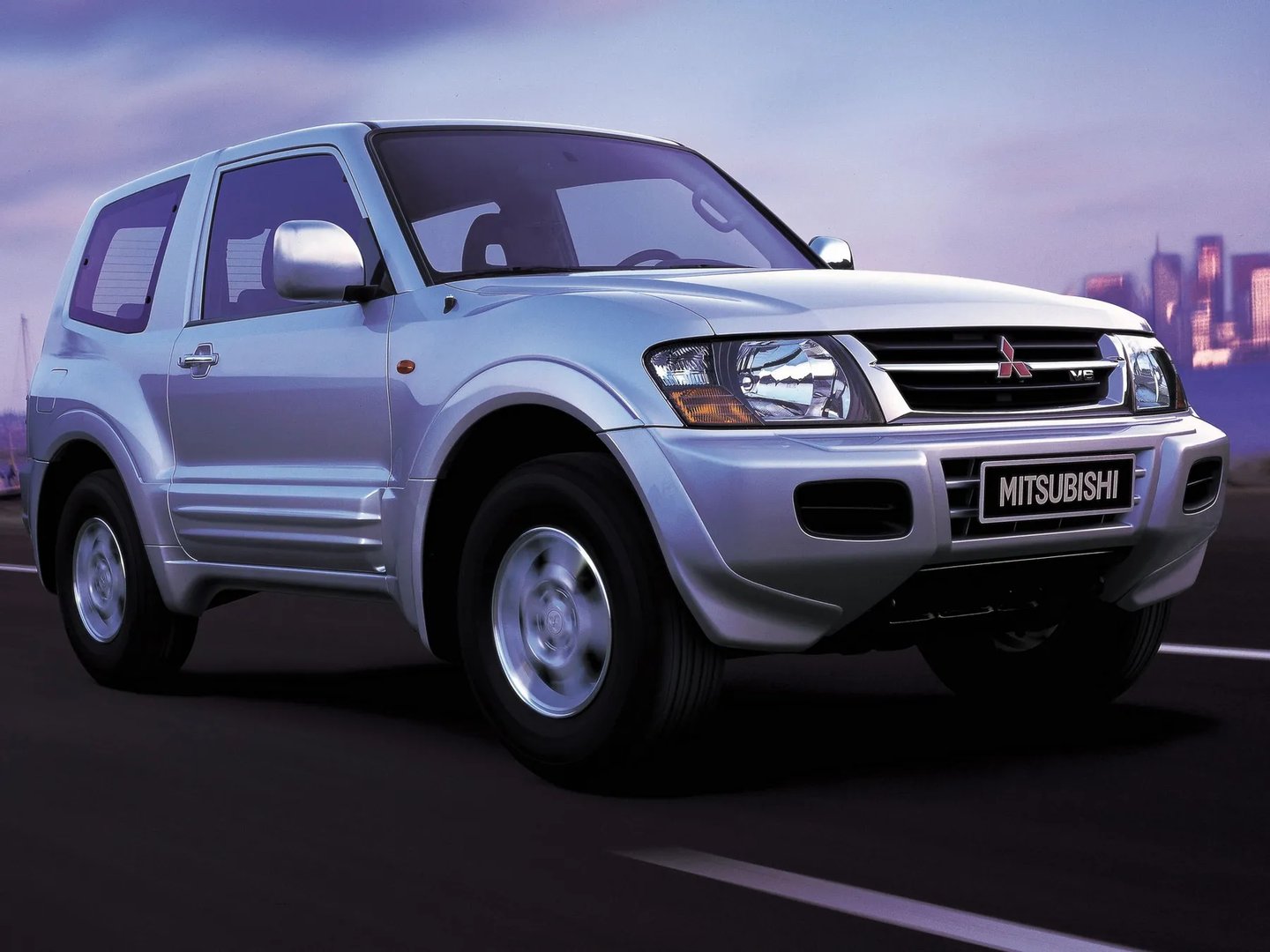 Mitsubishi_Pajero_3_generation__SUV_3-doors__1.jpg