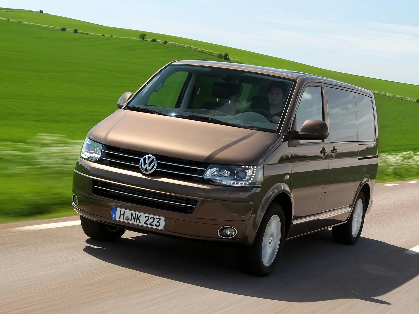 Volkswagen_Multivan_5_generation_restyling__Minivan__11.jpg