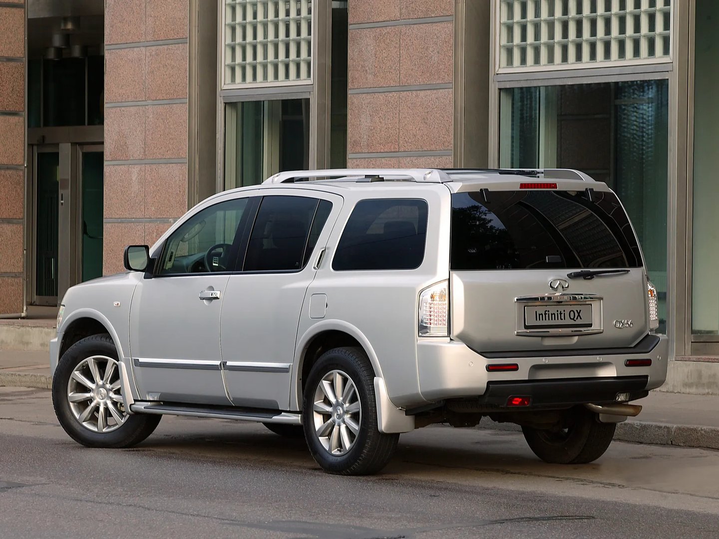 Infiniti_QX56_1_generation_restyling__SUV_5-doors__12.jpg