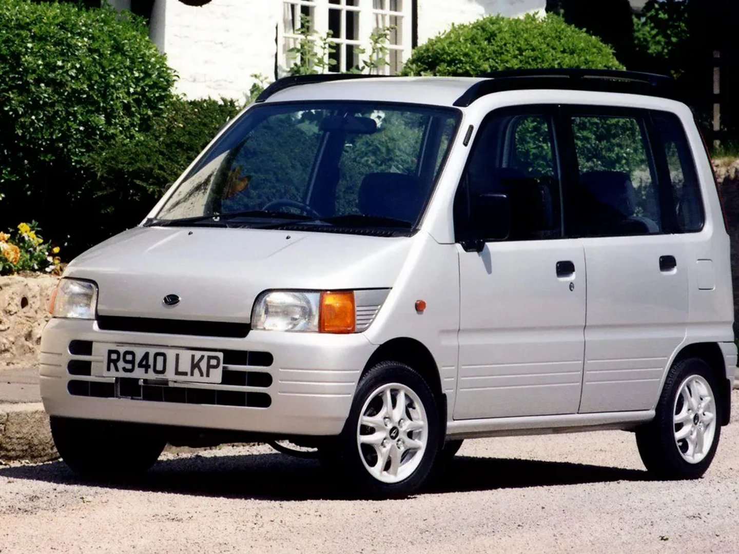 Daihatsu_Move_1_generation__Microvan__1.jpg