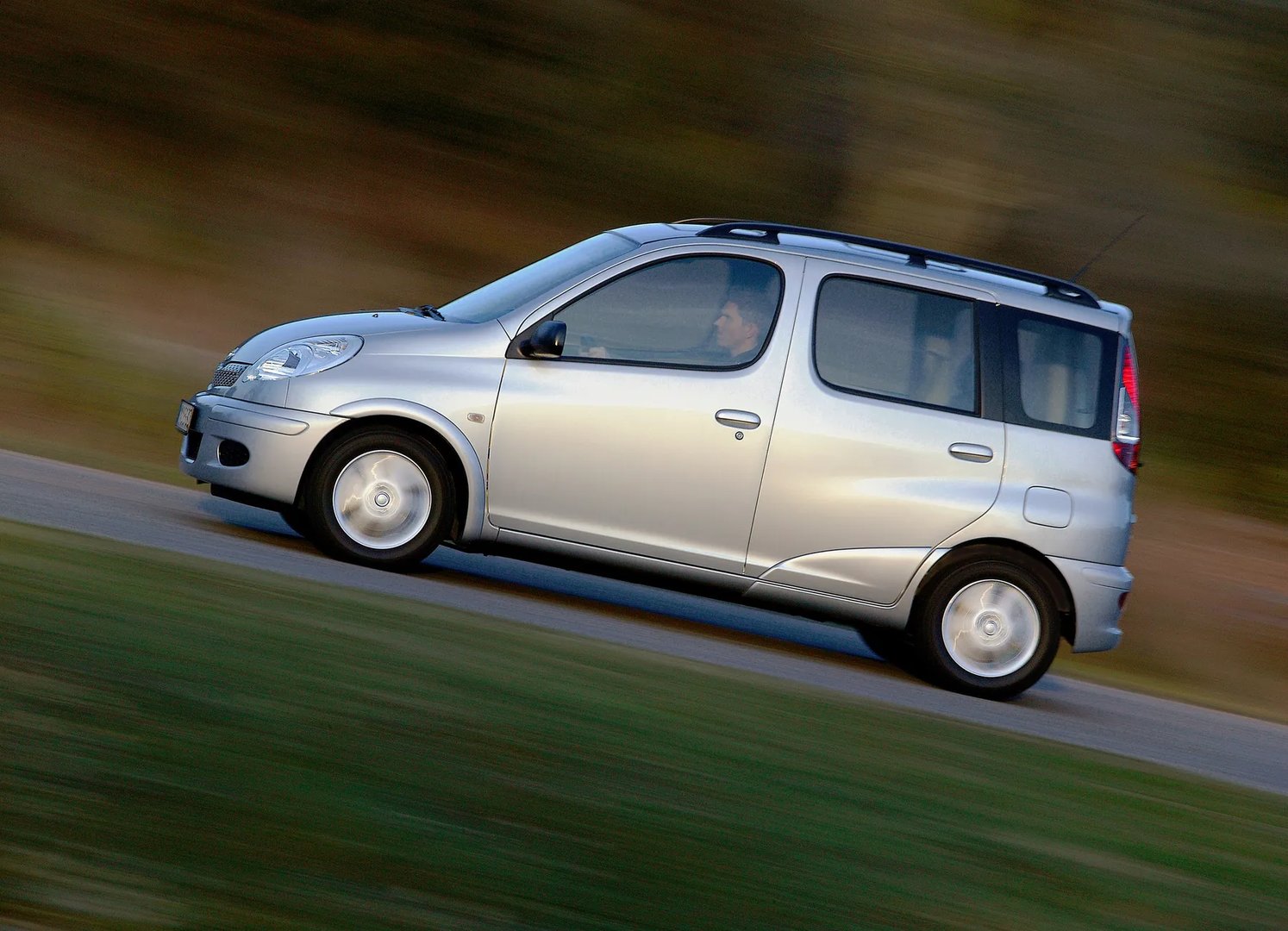 Toyota_Yaris_Verso_1_generation__Compact_Van__11.jpg