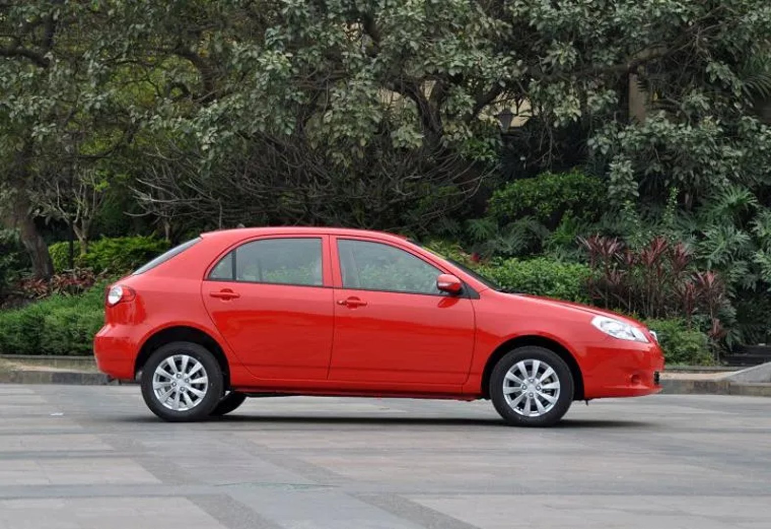BYD_G3_1_generation__Hatchback_5-door__2.jpg