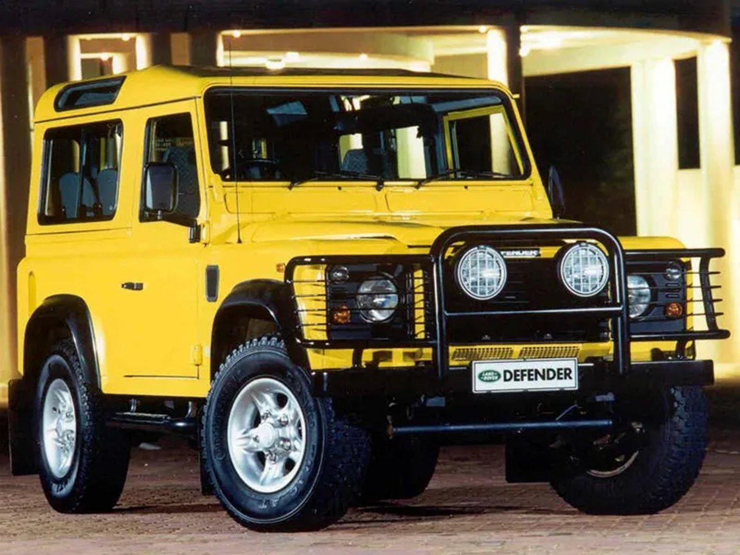 Land Rover_Defender_1_generation__SUV_3-doors__3.jpg