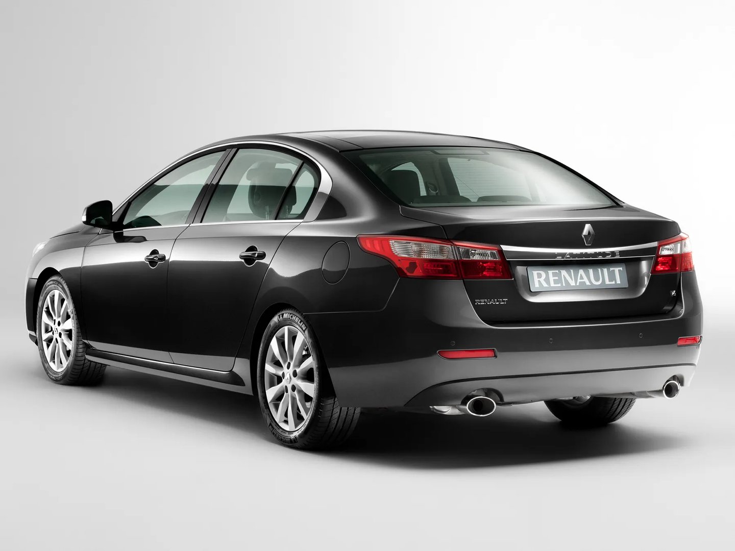 Renault_Latitude_1_generation__Sedan__2.jpg