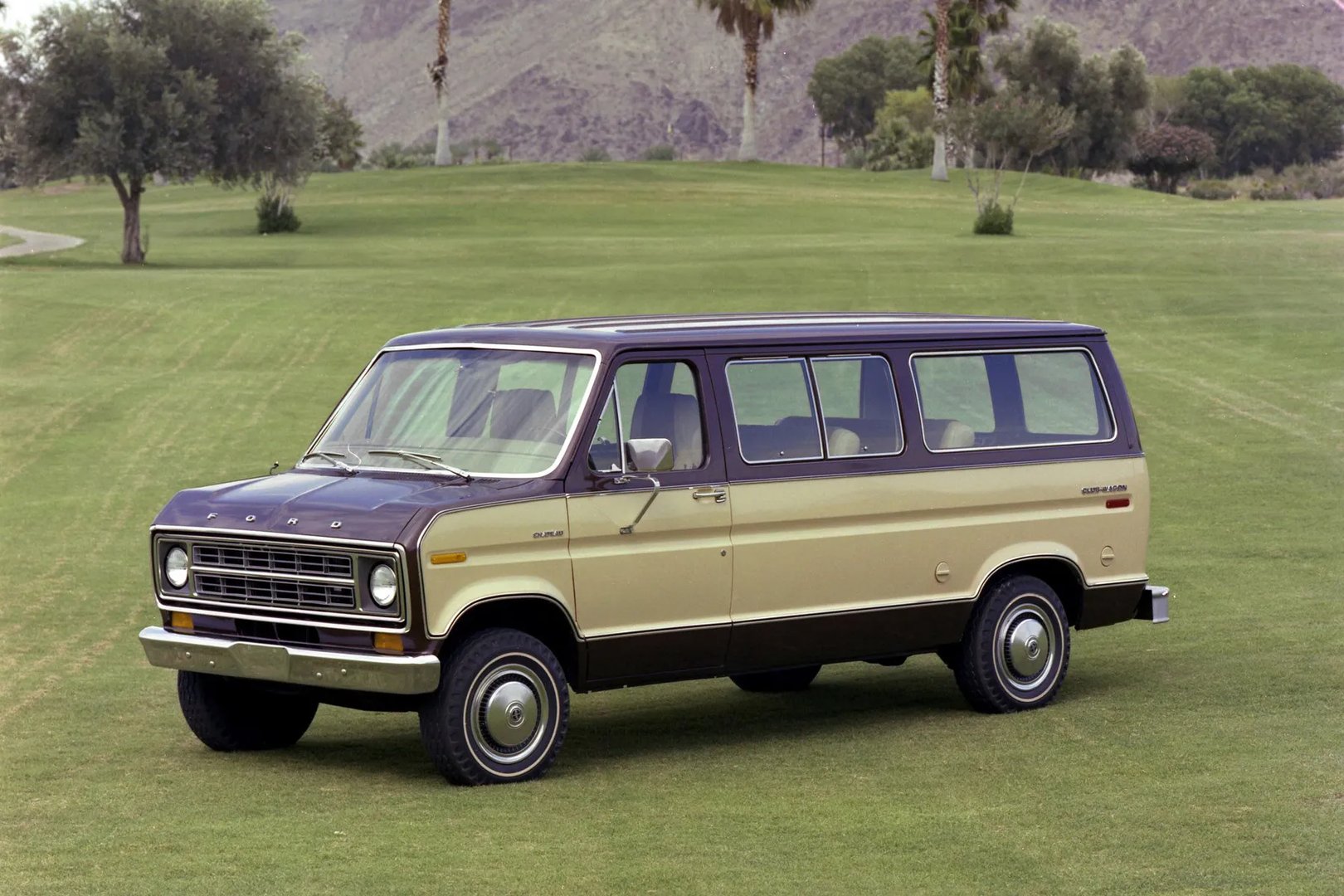 Ford_Econoline_3_generation__Minivan__3.jpg