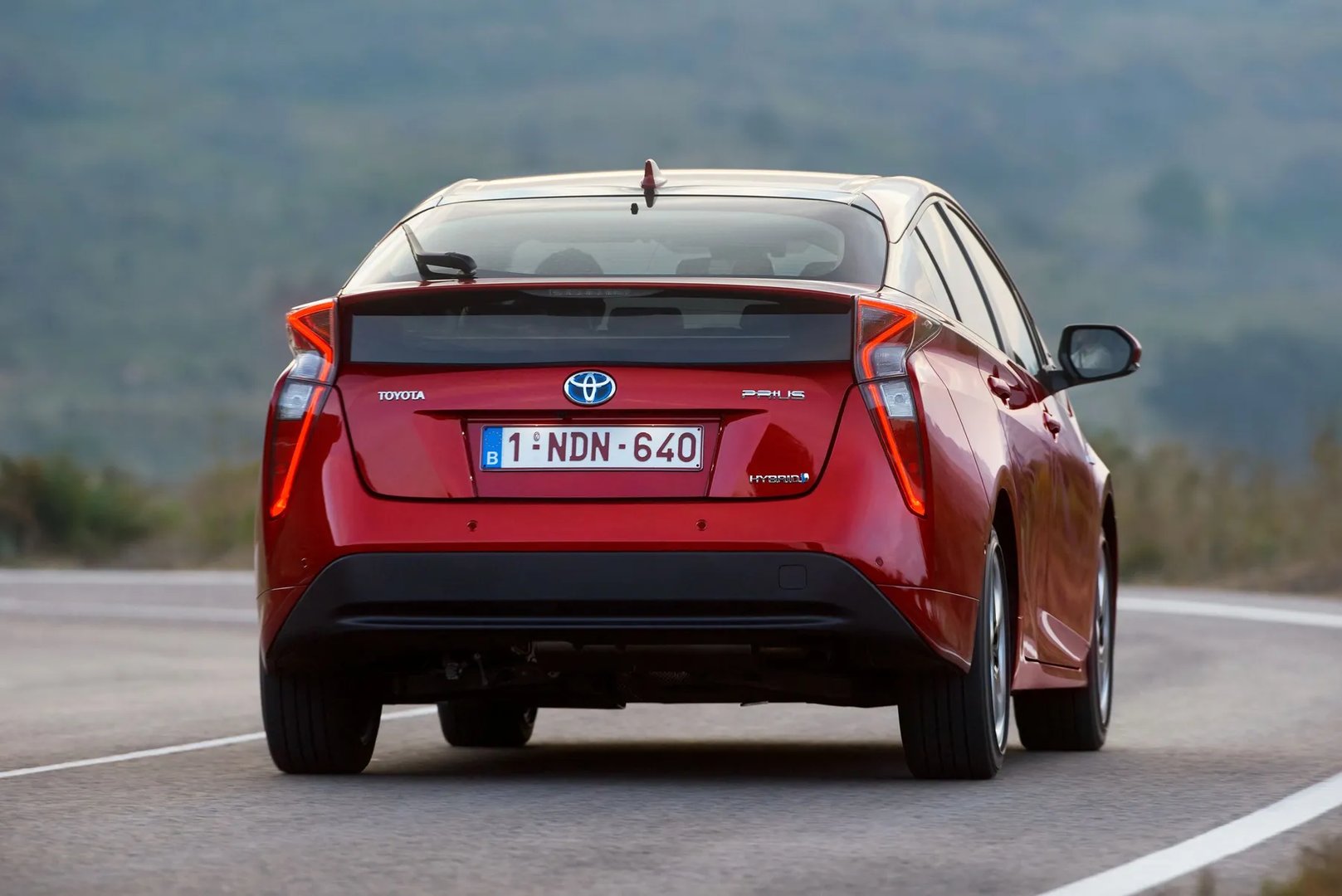 Toyota_Prius_4_generation__Liftback__6.jpg