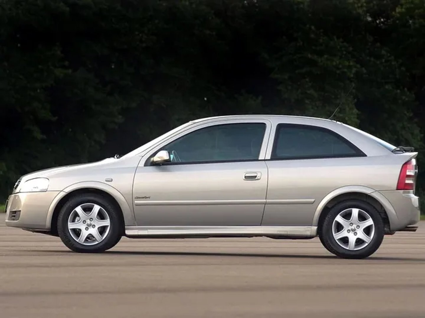 Chevrolet_Astra_1_generation__Hatchback_3-door__2.jpg