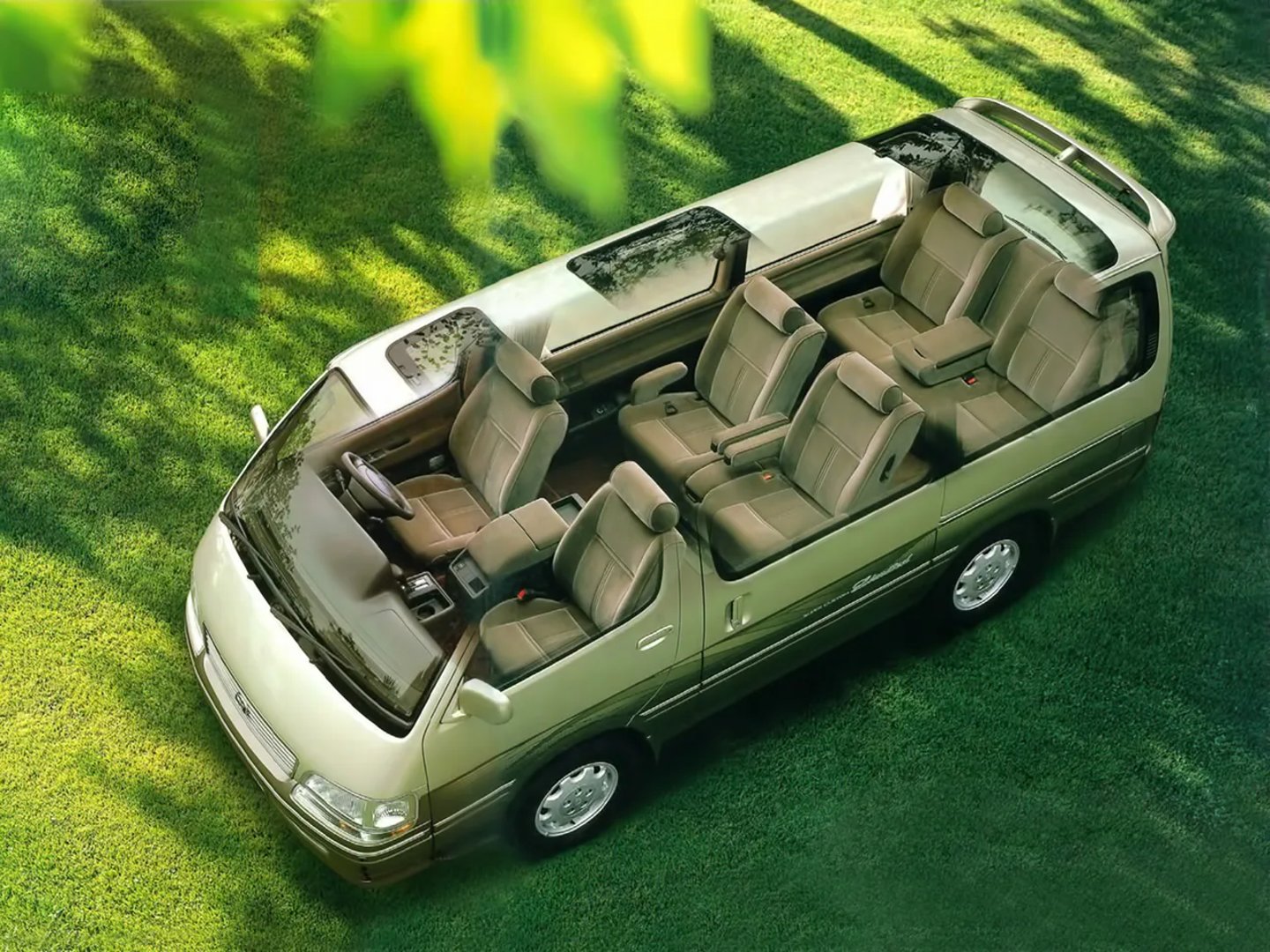 Toyota_HiAce_2_generation__Minivan__6.jpg