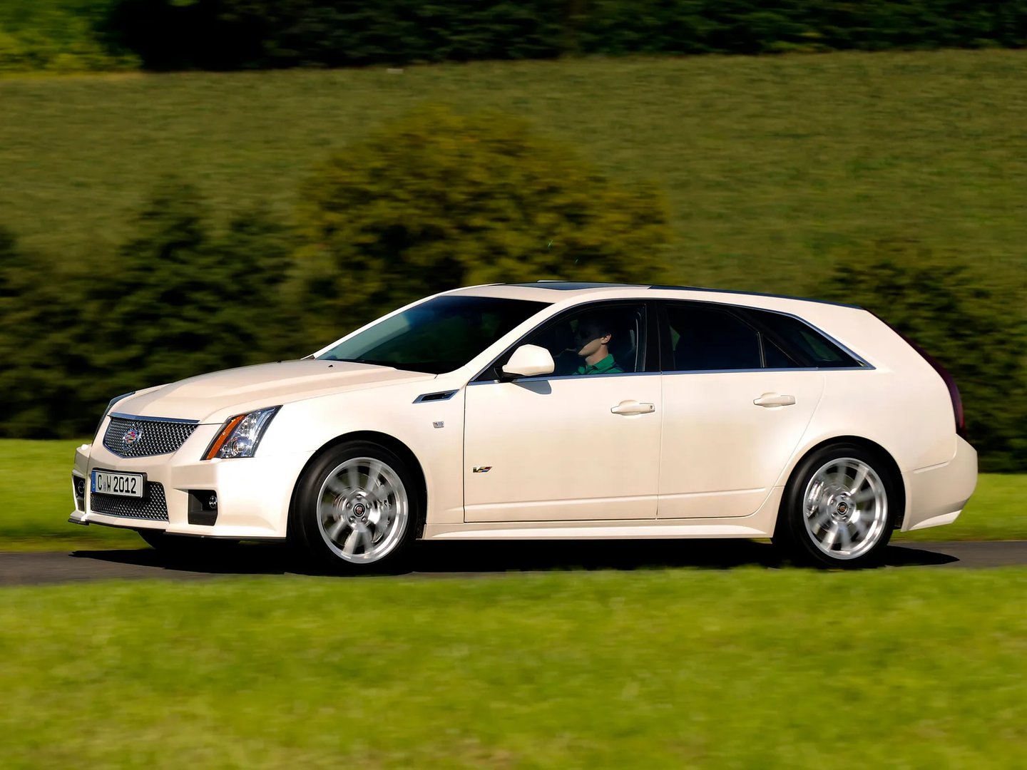 Cadillac_CTS-V_2_generation__Estate_5-door__4.jpg