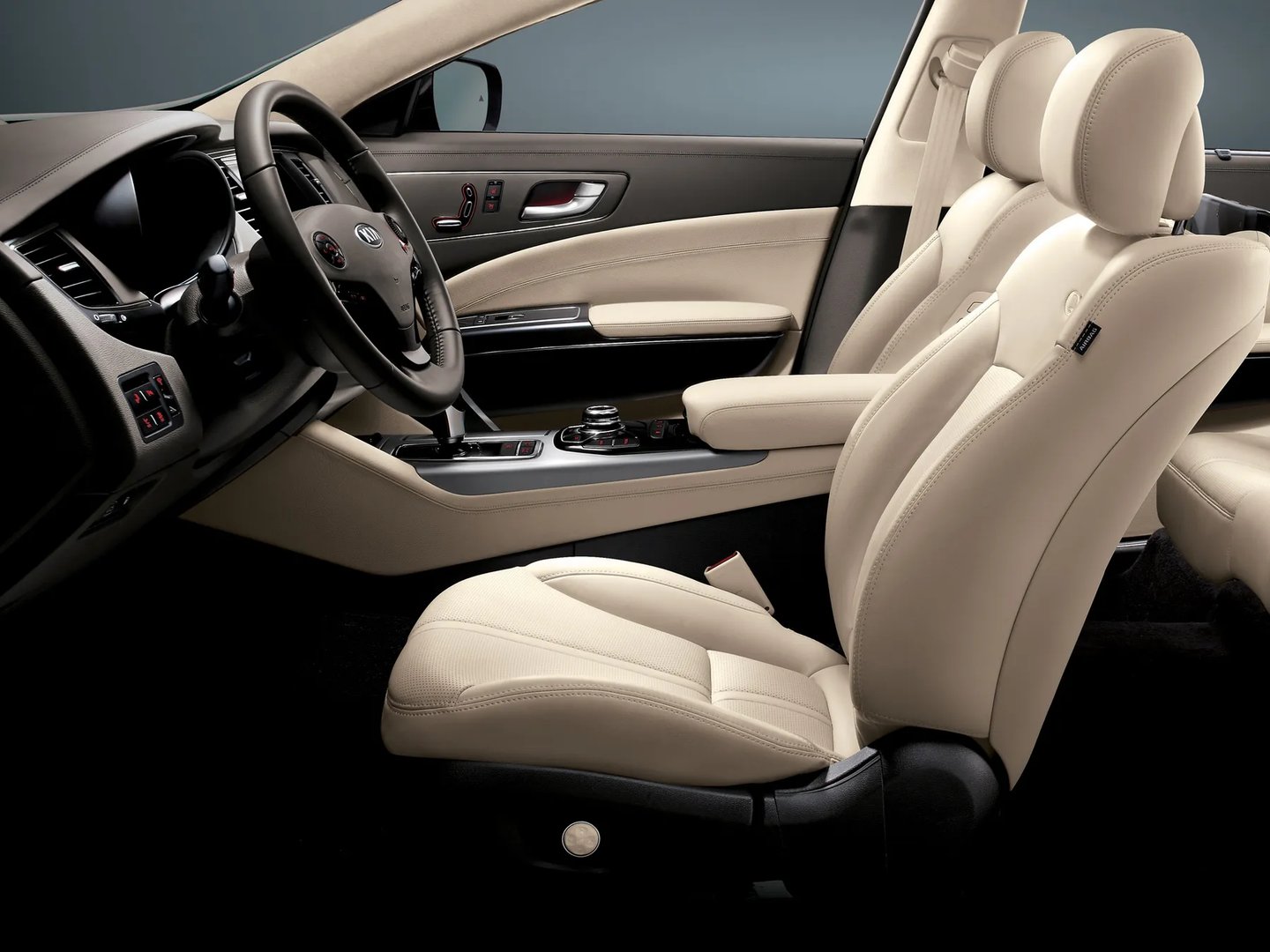 Kia_Quoris_1_generation_restyling__Sedan__12.jpg