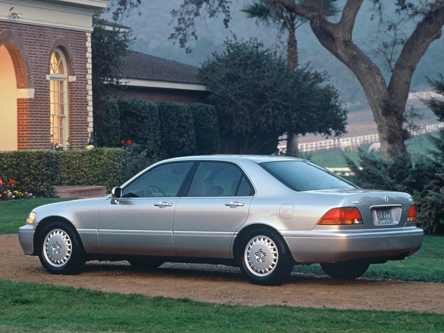 Acura_RL_1_generation__Sedan__4.jpg