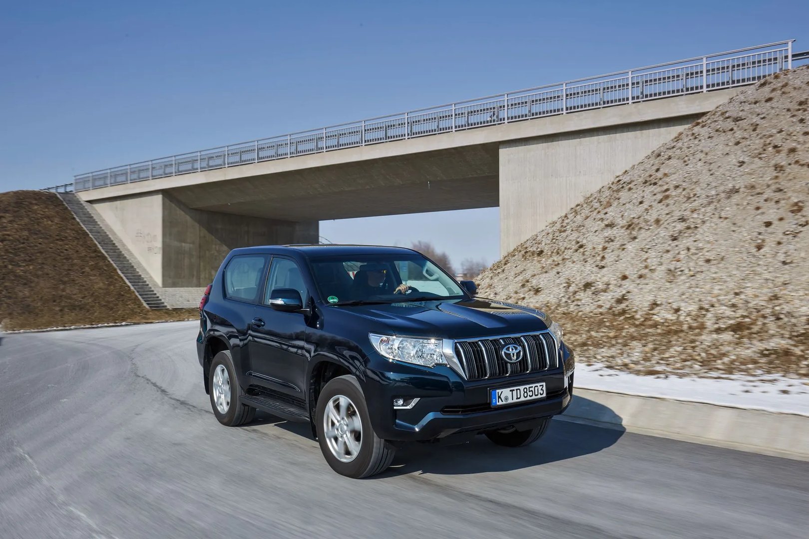 Toyota_Land_Cruiser_4_generation_restyling_2__SUV_3-doors__12.jpg
