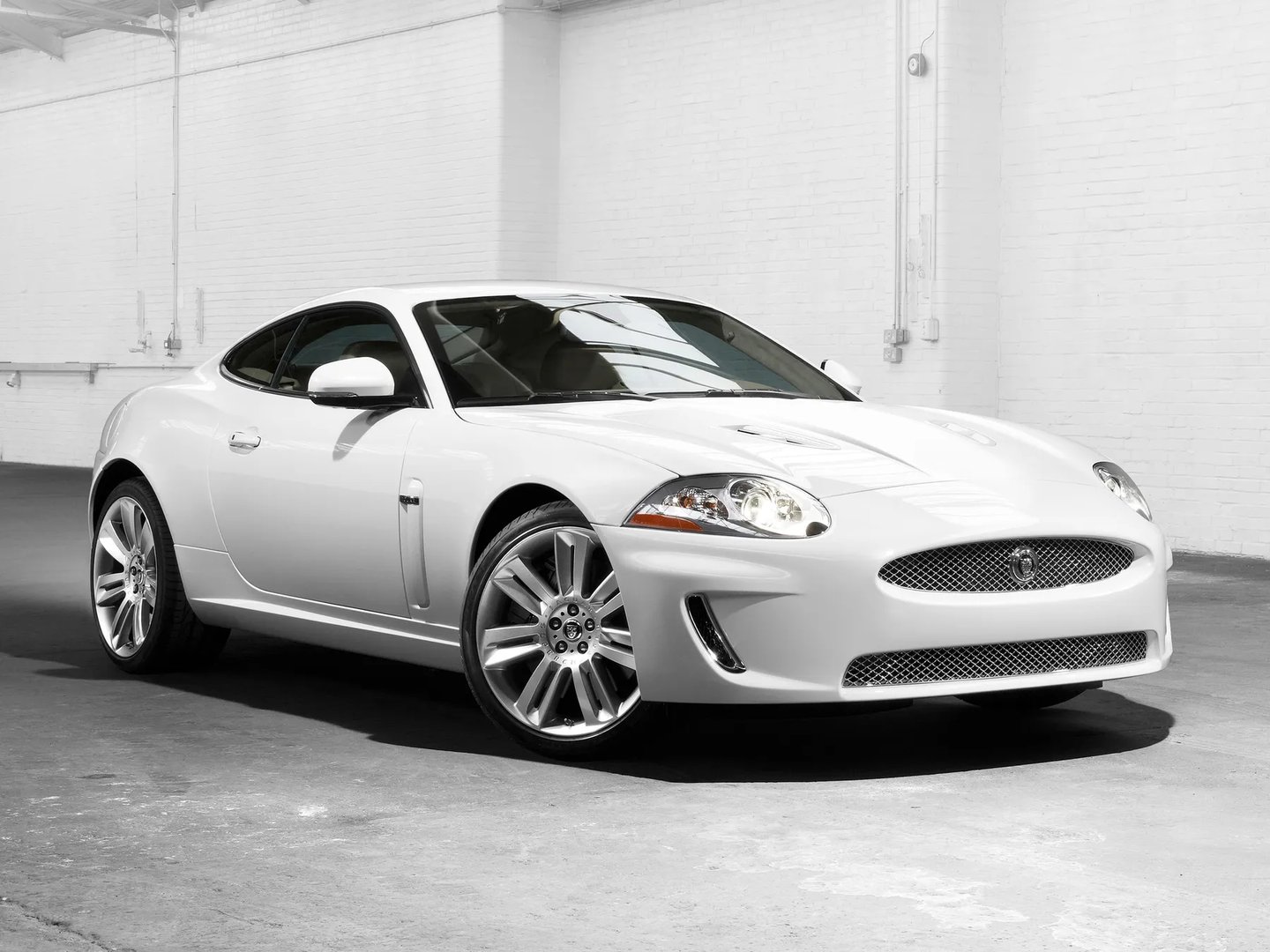 Jaguar_XKR_2_generation_restyling_1__Coupe__2.jpg