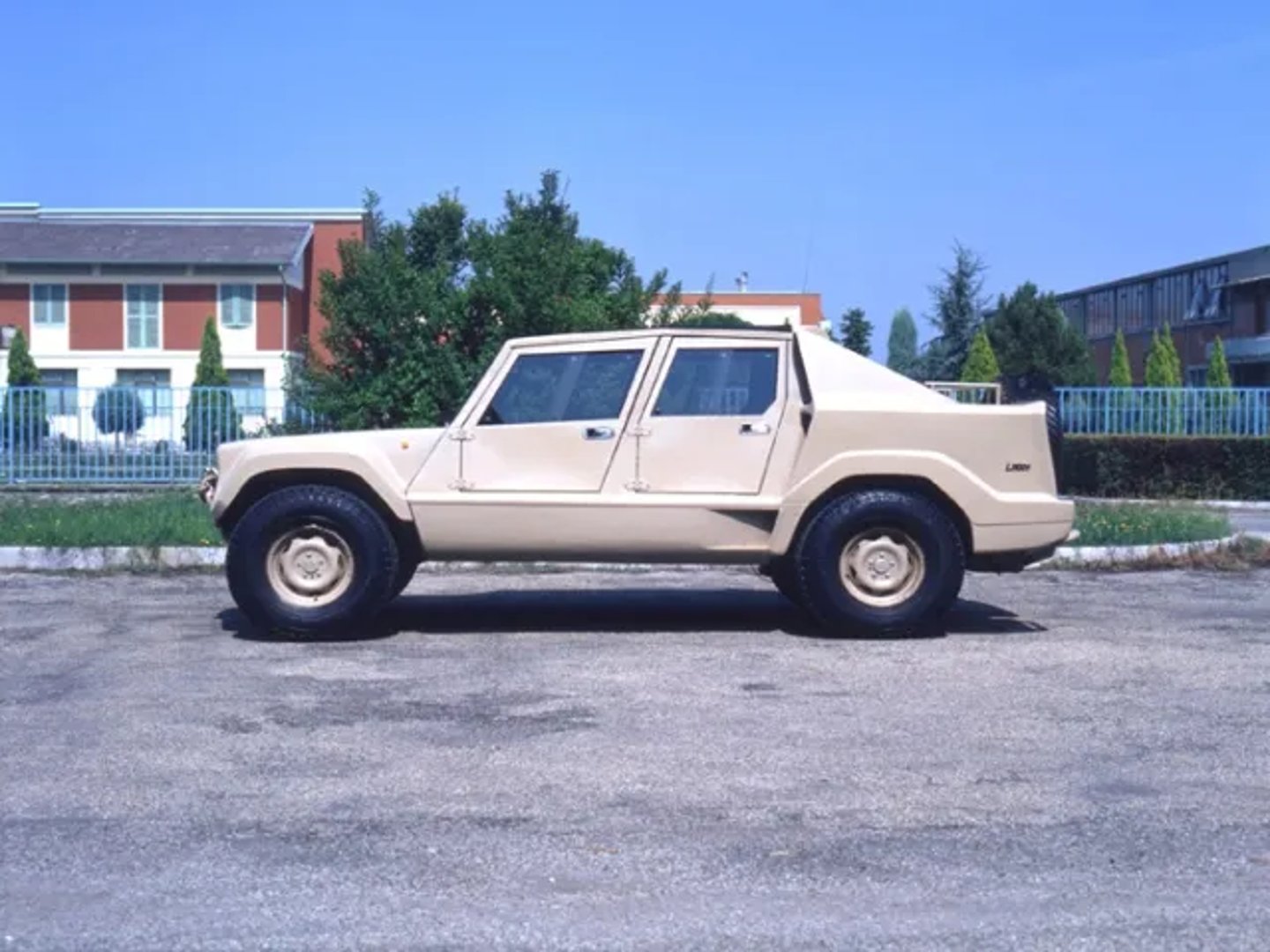 Lamborghini_LM001_1_generation__Pickup_double-cab__4.jpg