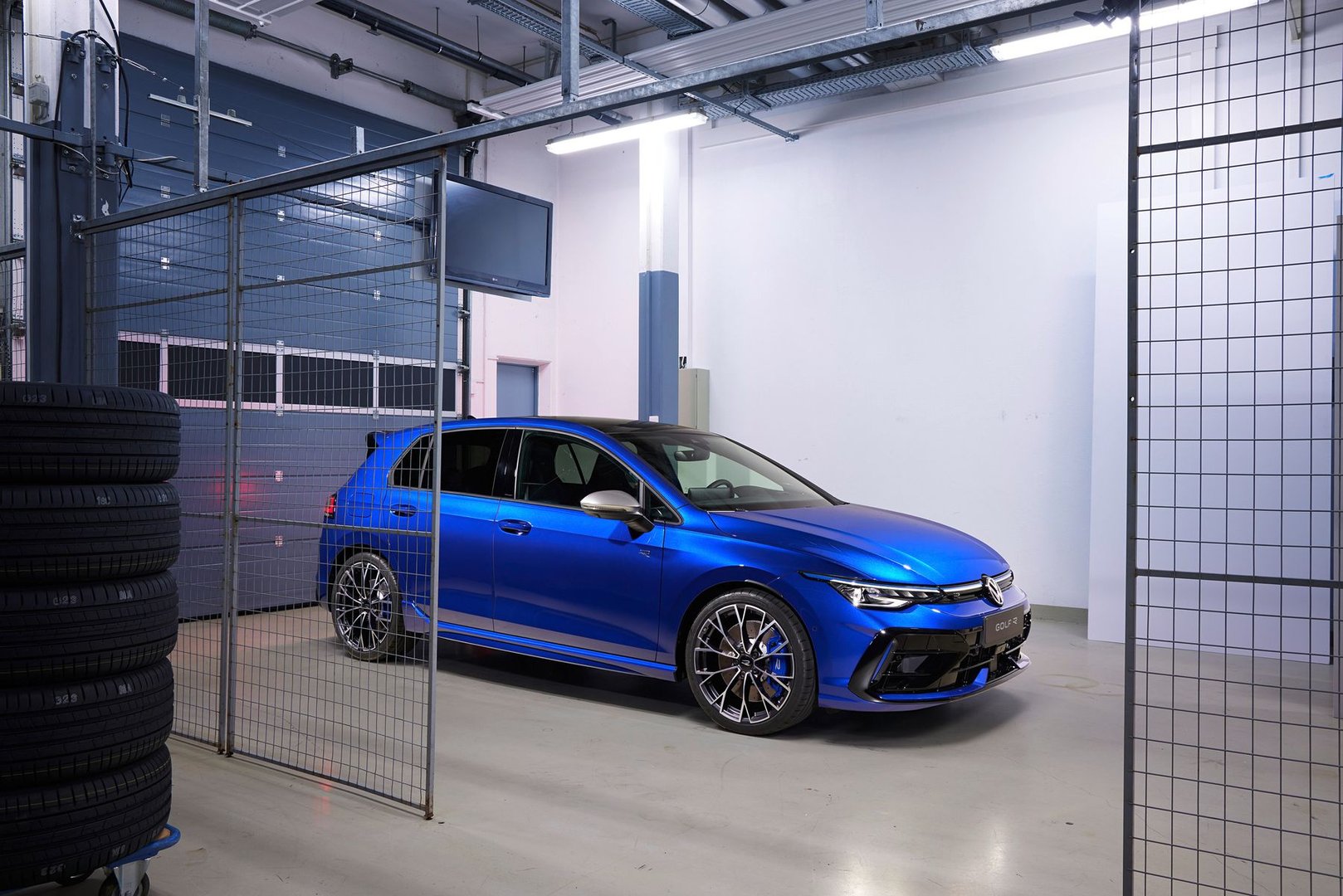 volkswagen_Golf_R_8_generation_restyling__Hatchback_5-door__3.jpg