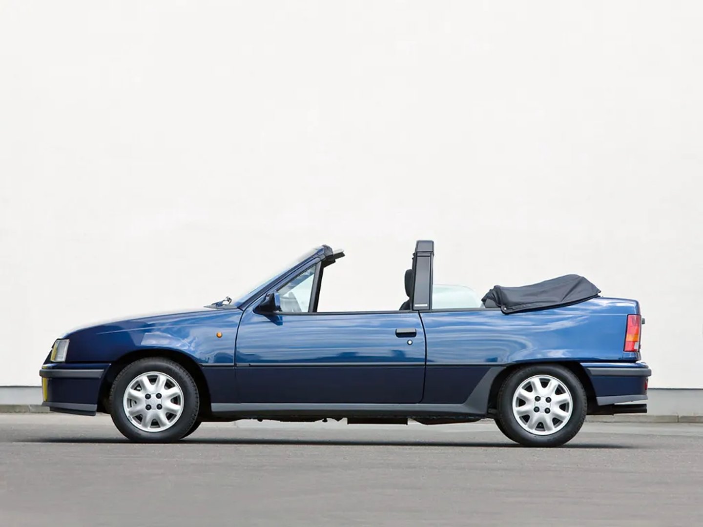 Opel_Kadett_5_generation_restyling__Cabrio__4.jpg
