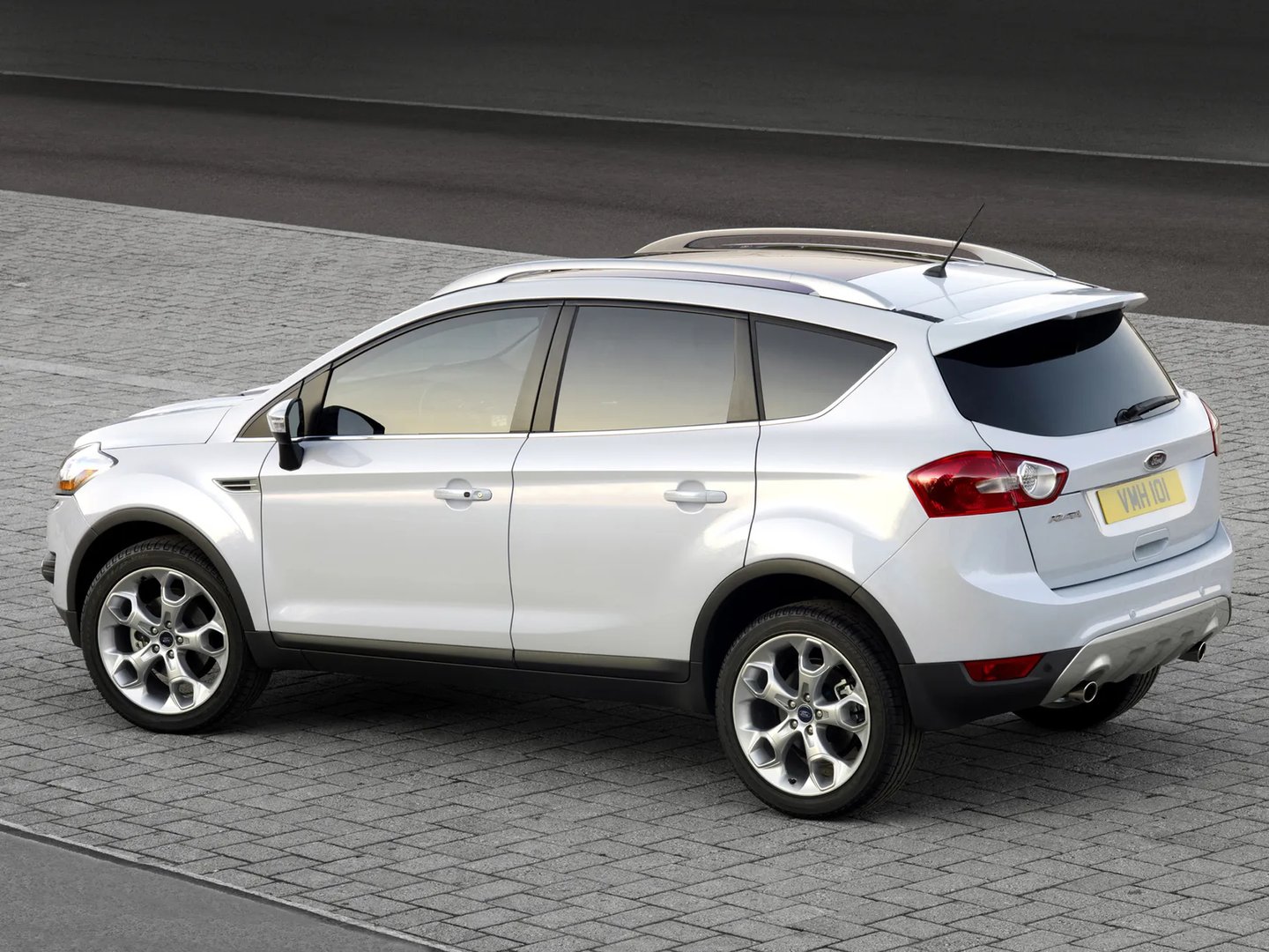 Ford_Kuga_1_generation__SUV_5-doors__2.jpg