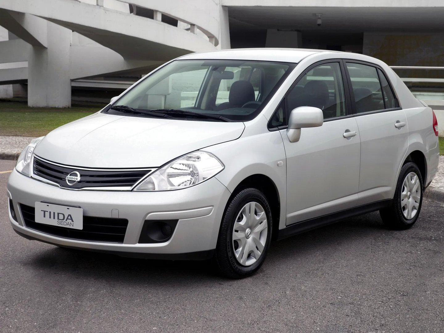 Nissan_Tiida_1_generation_restyling__Sedan__3.jpg