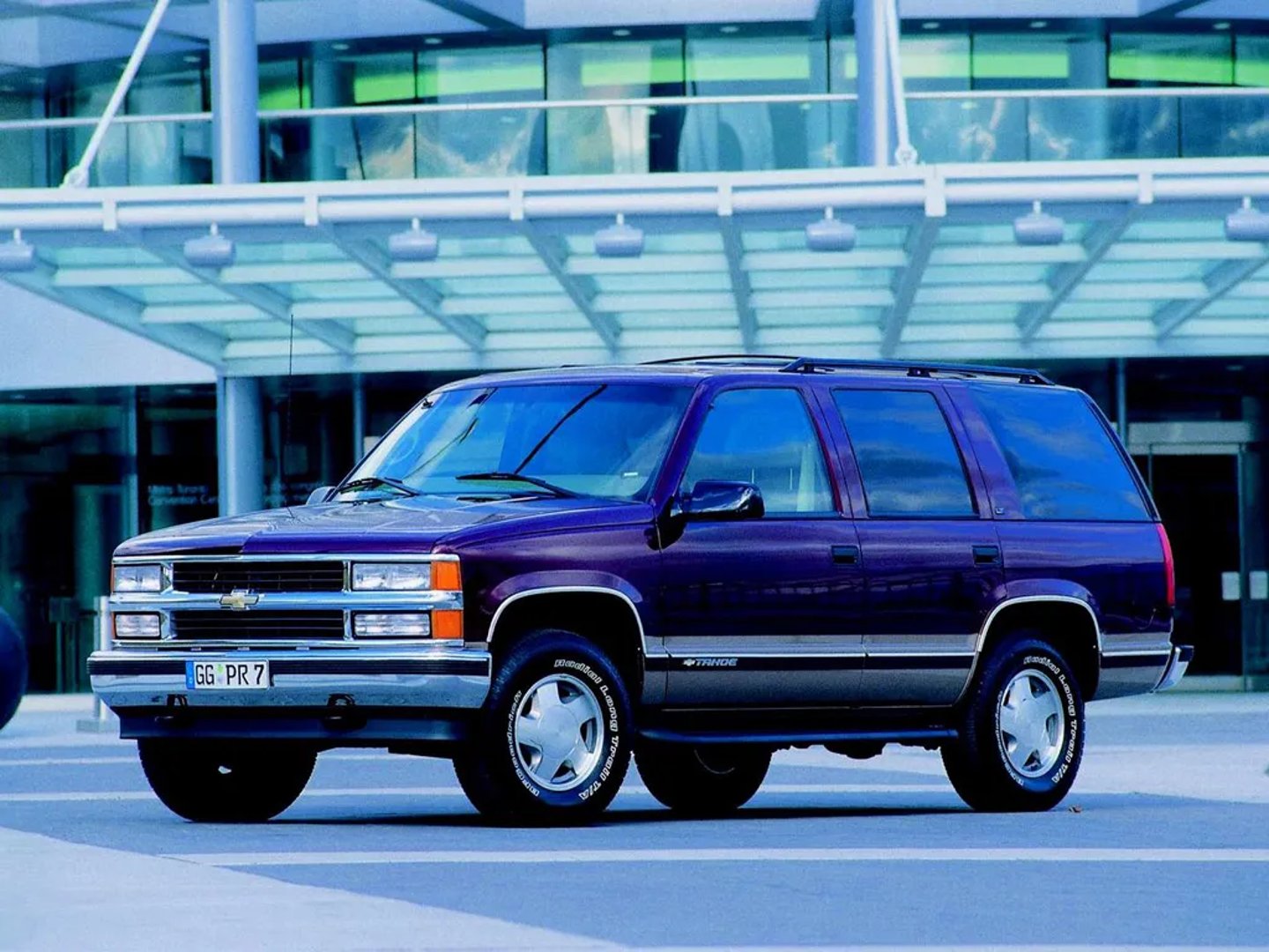 Chevrolet_Tahoe_1_generation__SUV_5-doors__7.jpg