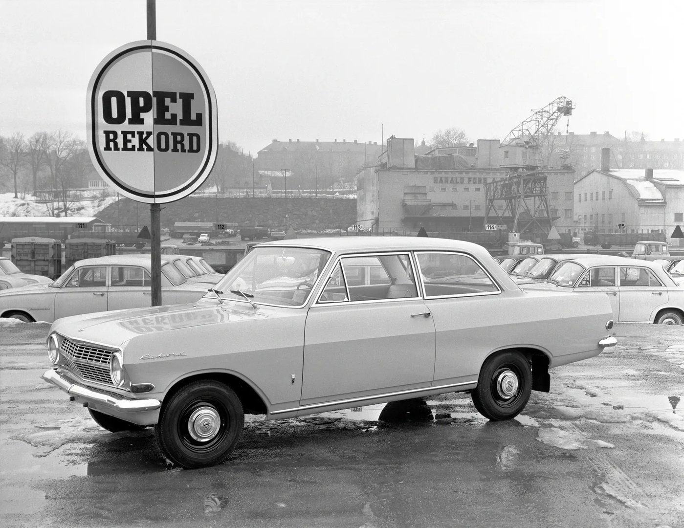 Opel_Rekord_1_generation__Sedan_2-doors__3.jpg