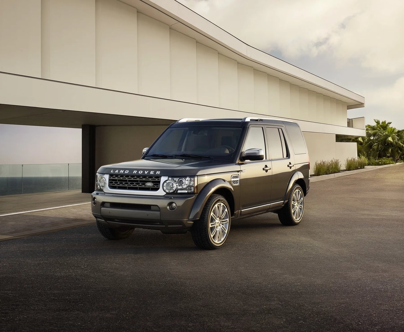 Land Rover_Discovery_4_generation__SUV_5-doors__5.jpg