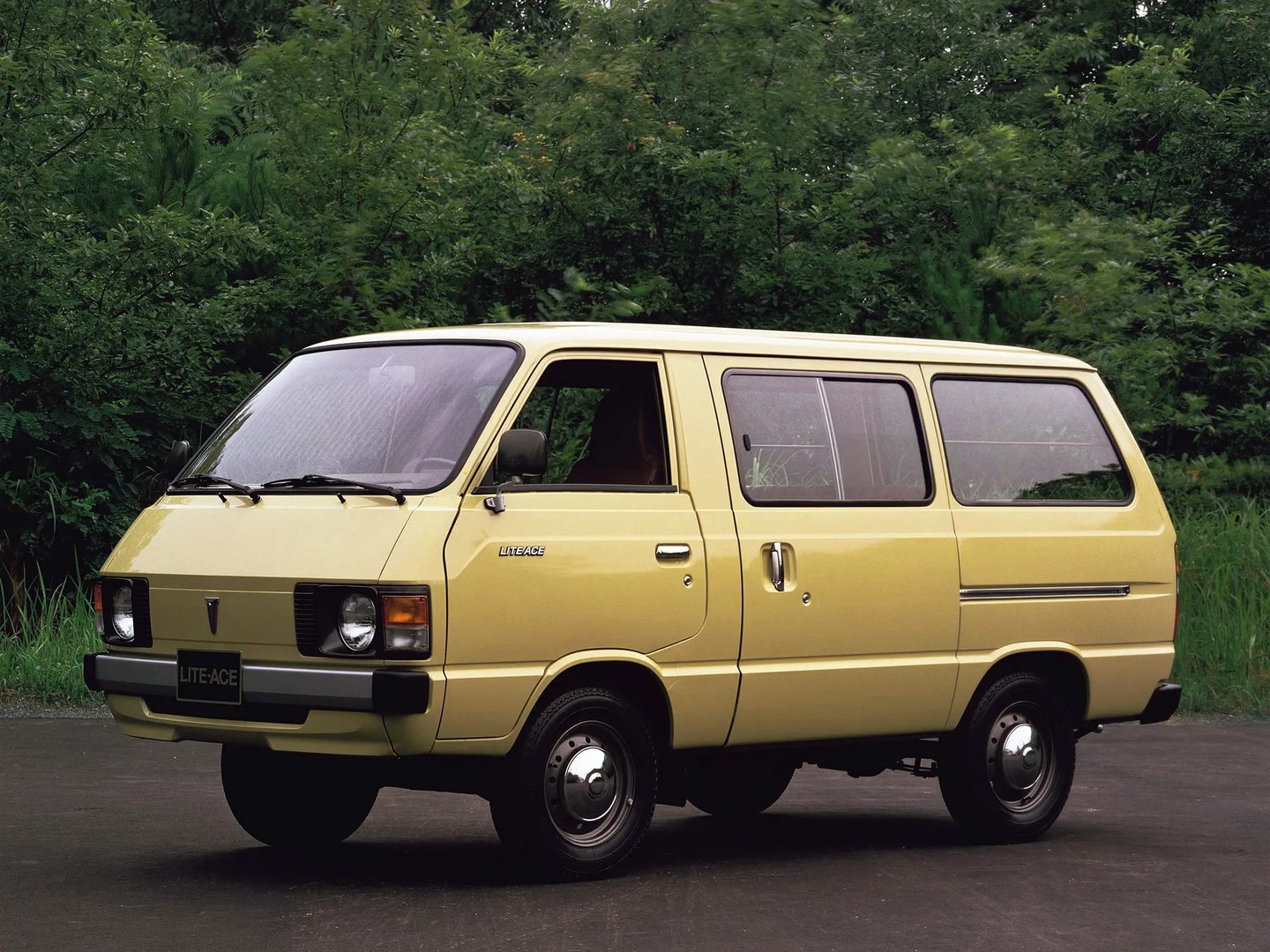 Toyota_Lite_Ace_2_generation__Minivan__2.jpg