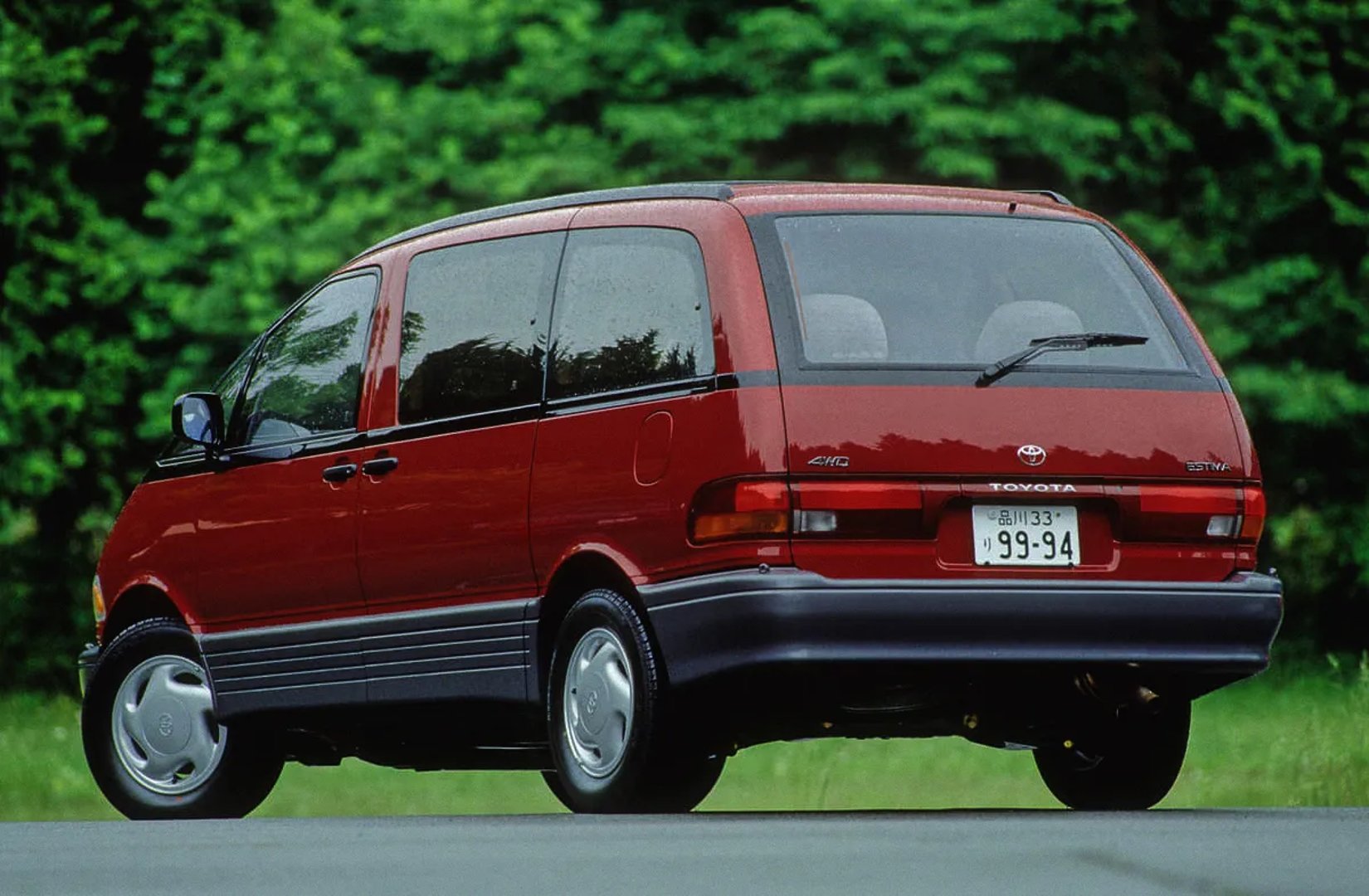Toyota_Estima_1_generation__Minivan__1.jpg