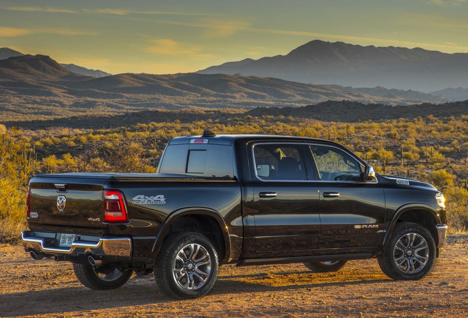 ram_1500_5_generation__Pickup_double-cab__14.jpg