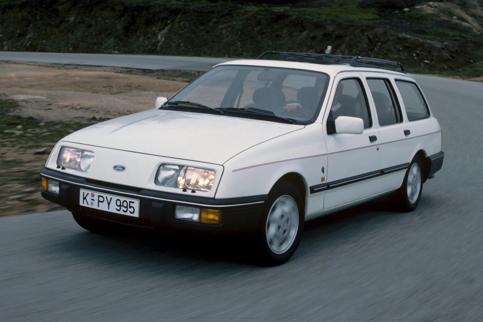 Ford_Sierra_1_generation__Estate_5-door__1.jpg
