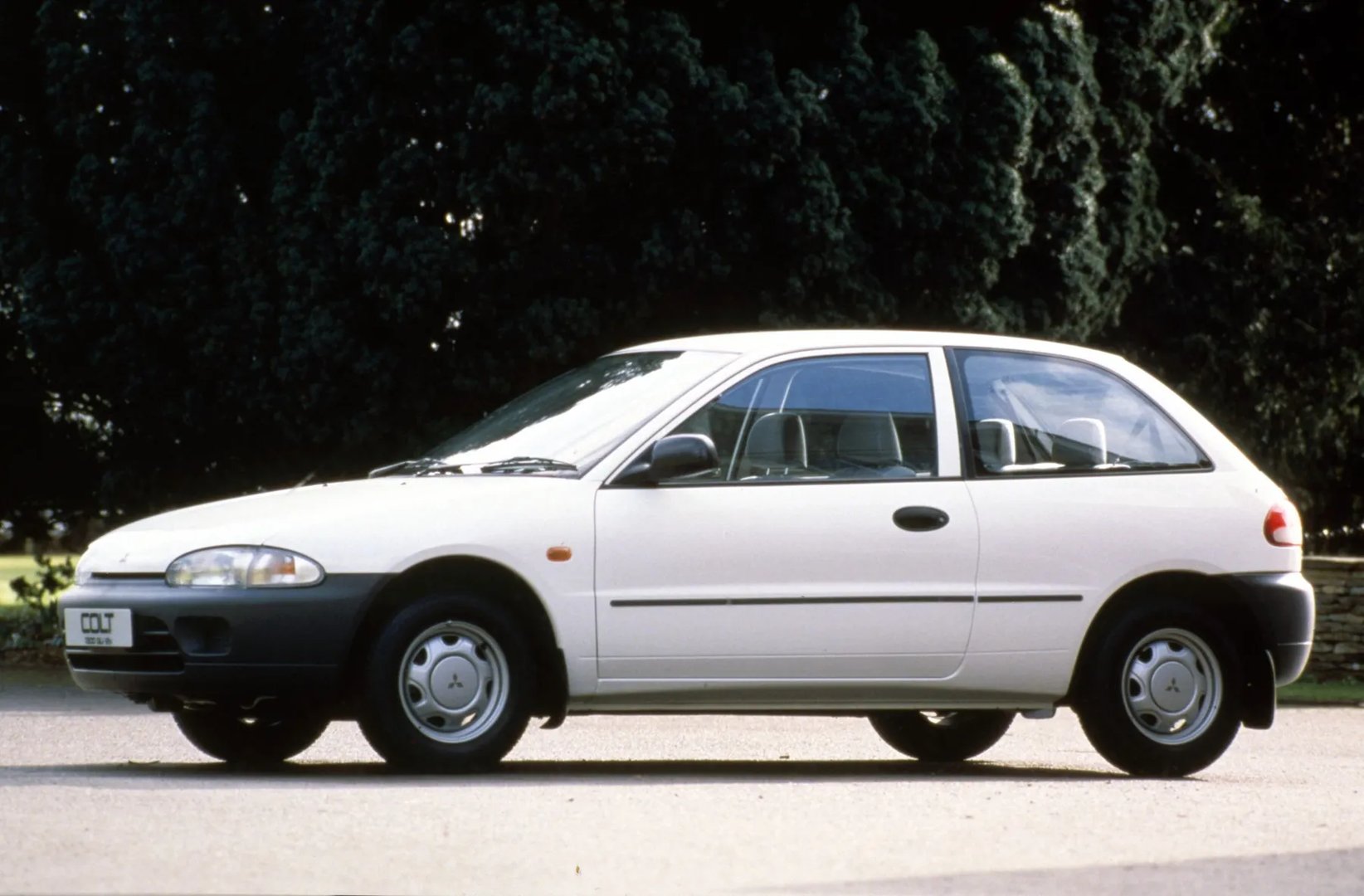 Mitsubishi_Colt_4_generation__Mini_3-doors__2.jpg