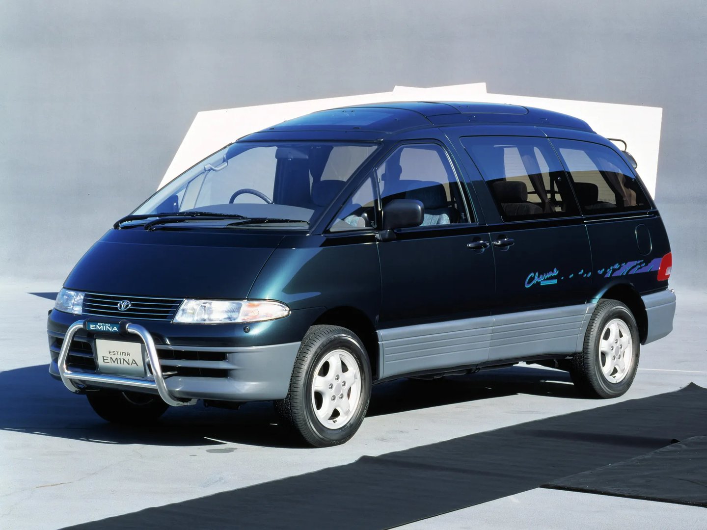 Toyota_Estima_1_generation__Minivan__3.jpg