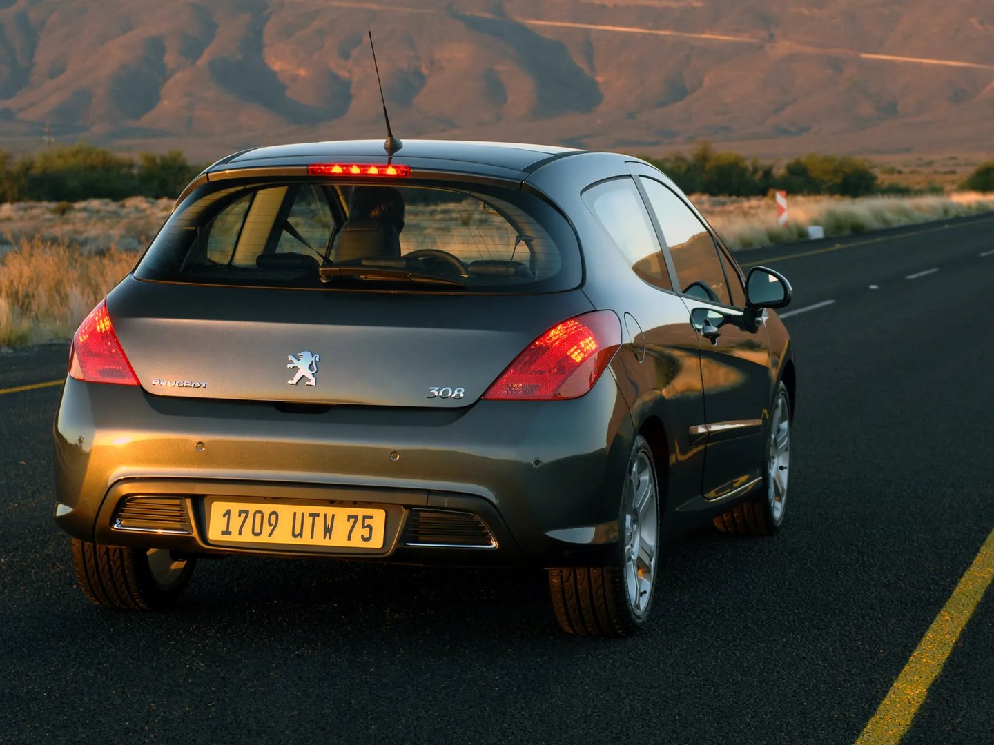 Peugeot_308_1_generation__Hatchback_3-door__2.jpg
