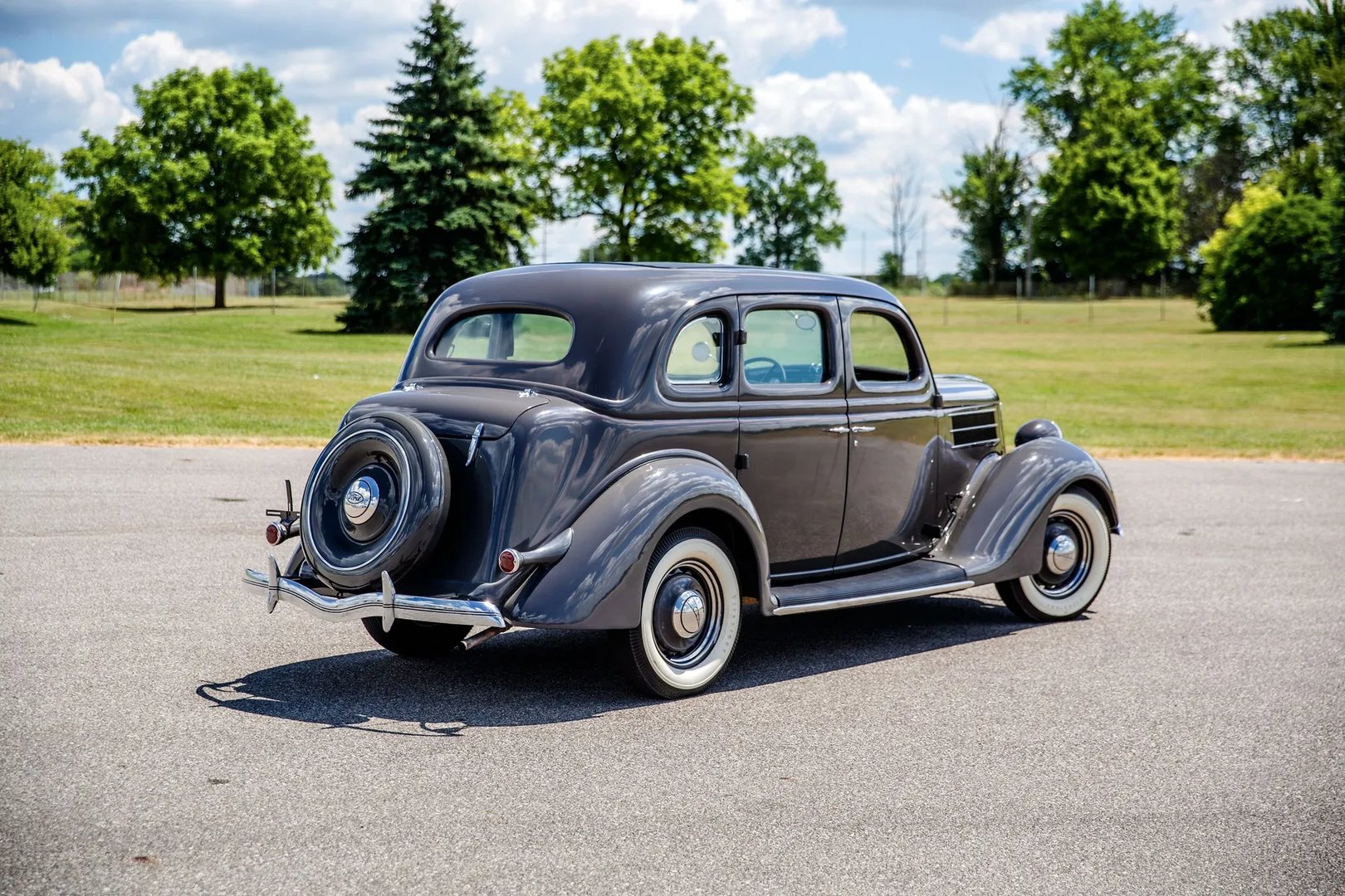 Ford_V8_2_generation__Sedan__1.jpg