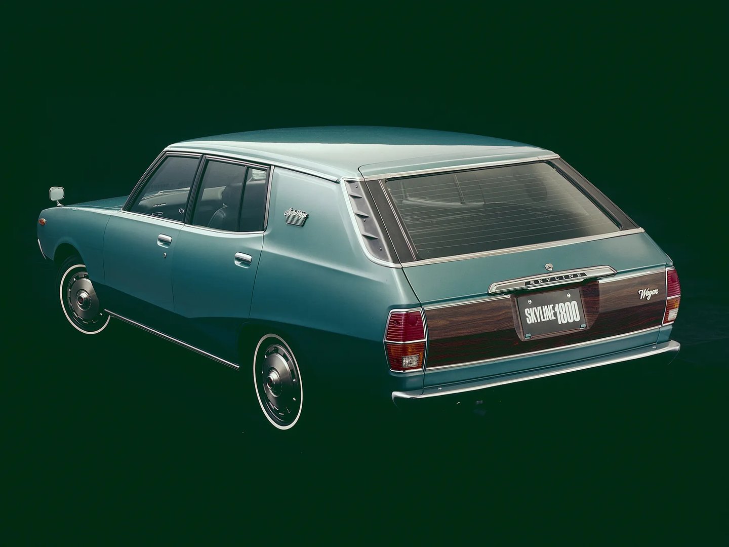 Nissan_Skyline_4_generation__Estate_5-door__4.jpg