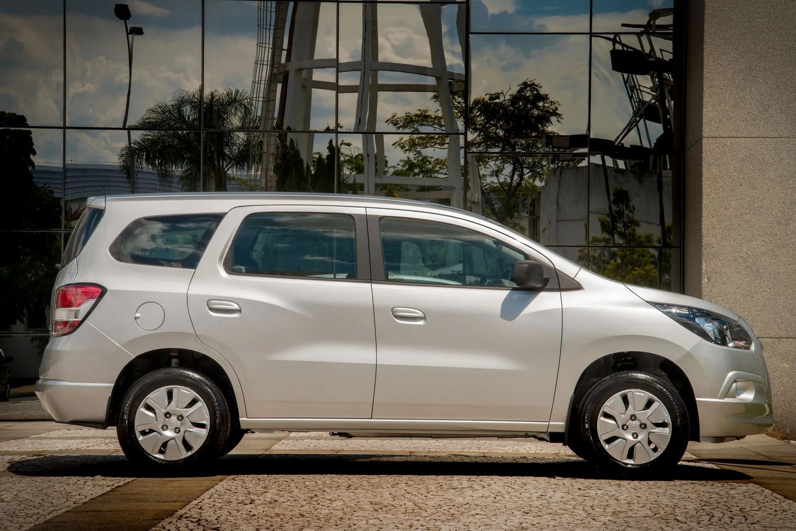 Chevrolet_Spin_1_generation__Minivan__3.jpg