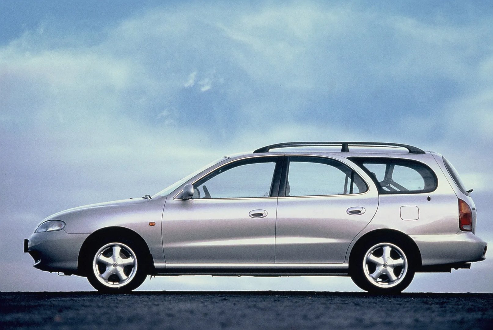 Hyundai_Lantra_2_generation__Estate_5-door__3.jpg