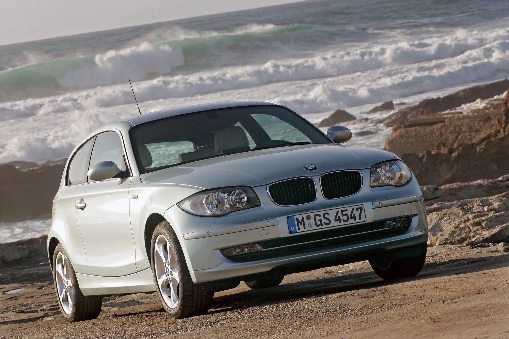 BMW_1_series_1_generation_restyling__Hatchback_3-door__9.jpg