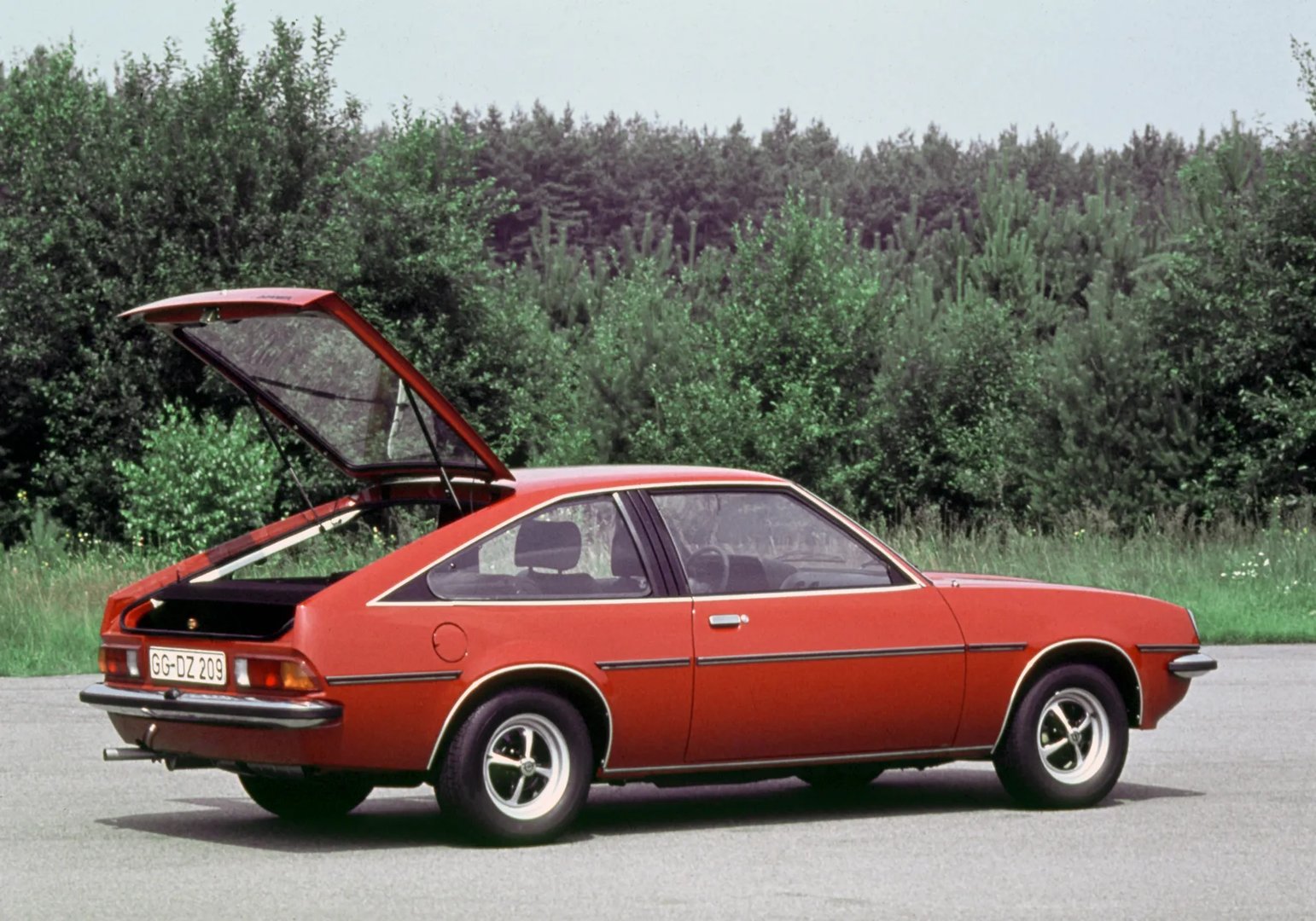 Opel_Manta_2_generation__Hatchback_3-door__2.jpg