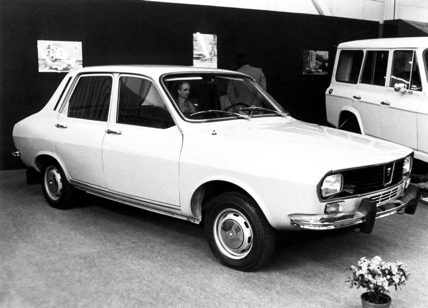 Dacia_1300_1_generation__Sedan__2.jpg
