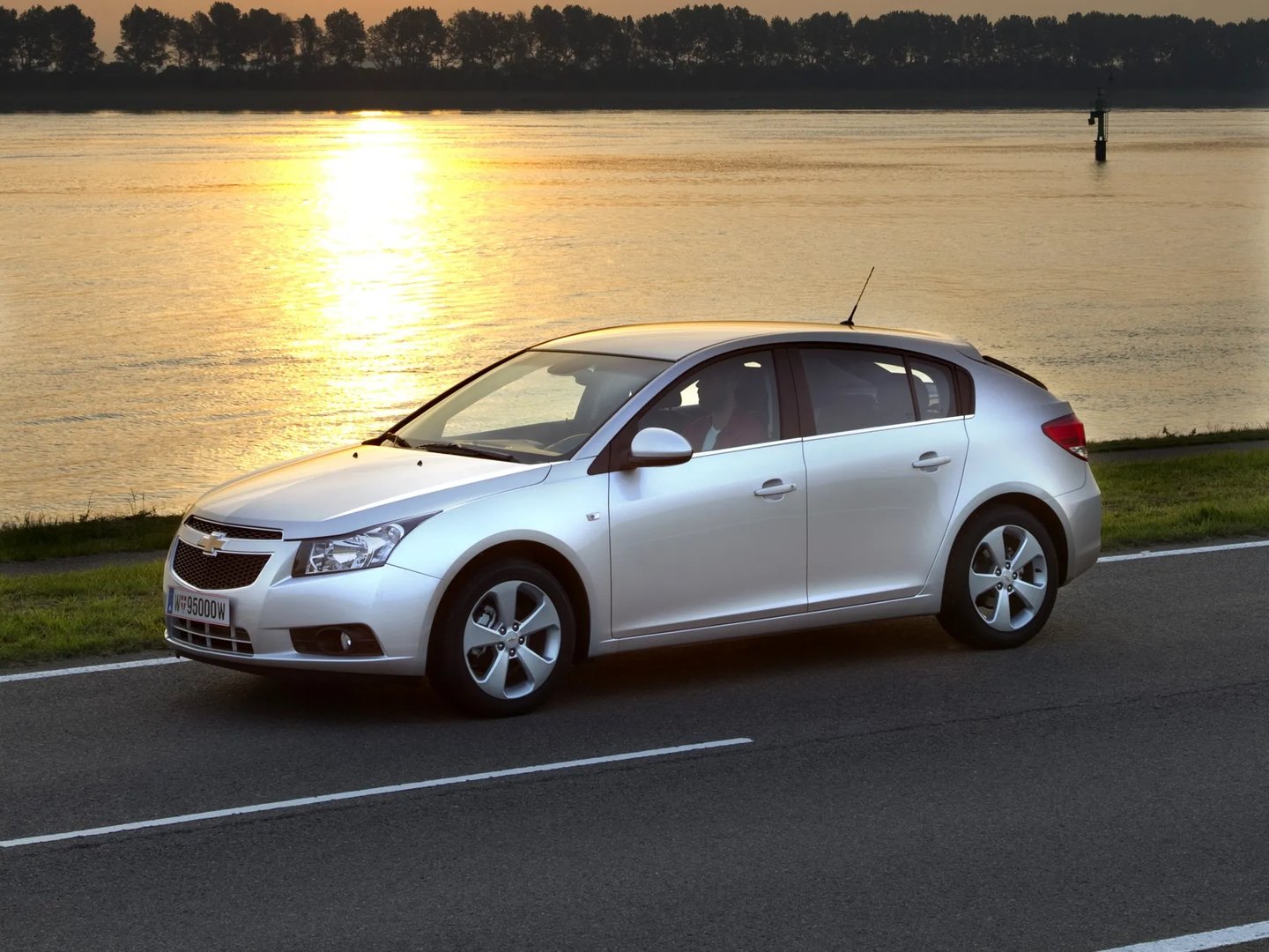 Chevrolet_Cruze_1_generation__Hatchback_5-door__7.jpg