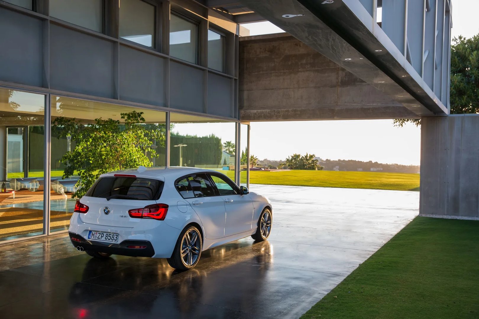 BMW_1_series_2_generation_restyling__Hatchback_5-door__13.jpg