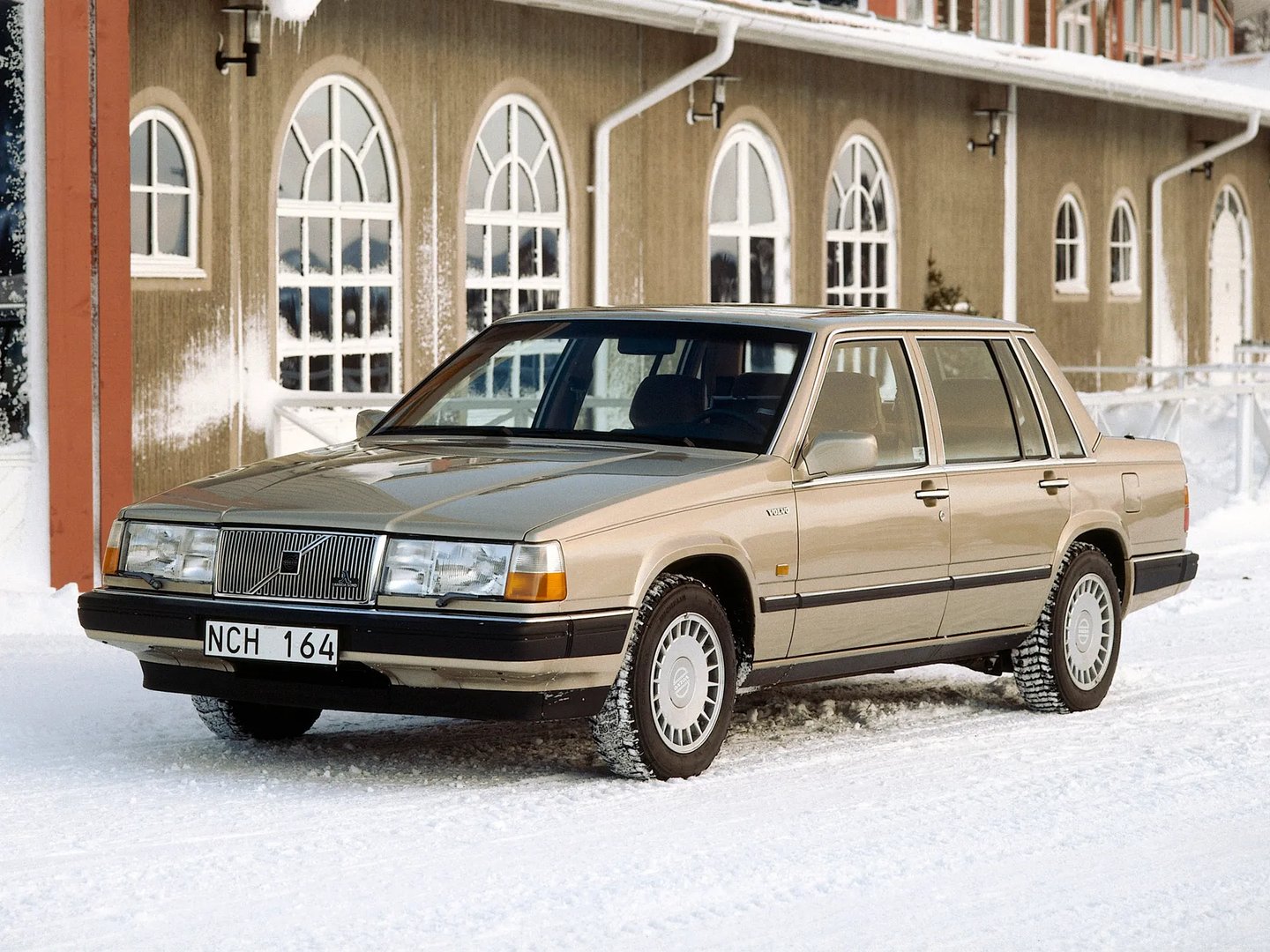 Volvo_760_1_generation__Sedan__2.jpg