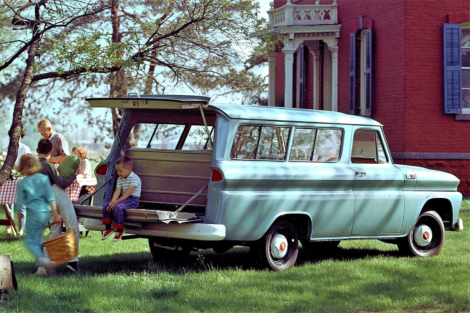 Chevrolet_Suburban_5_generation__Estate_3-door__6.jpg