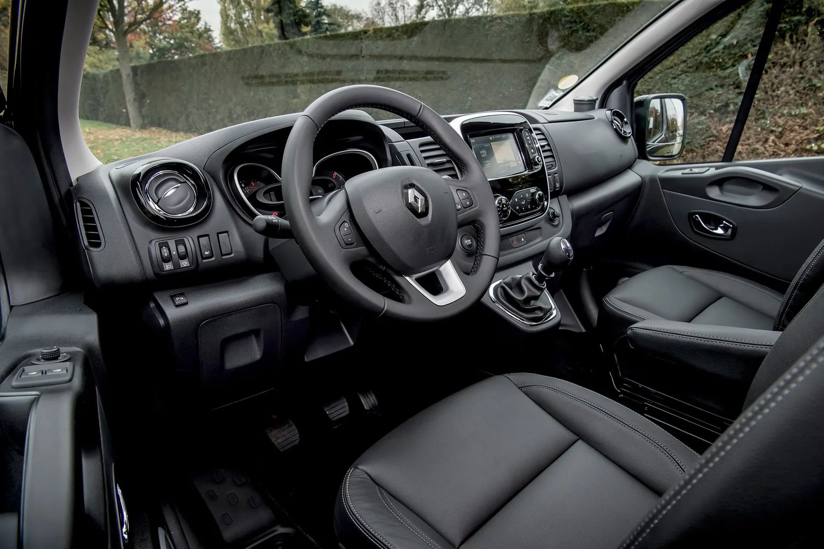 Renault_Trafic_3_generation__Minivan__6.jpg