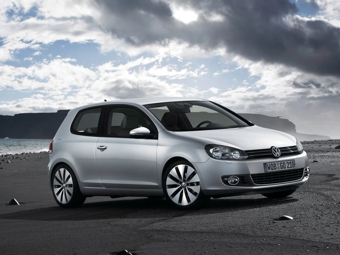 Volkswagen_Golf_6_generation__Hatchback_3-door__8.jpg
