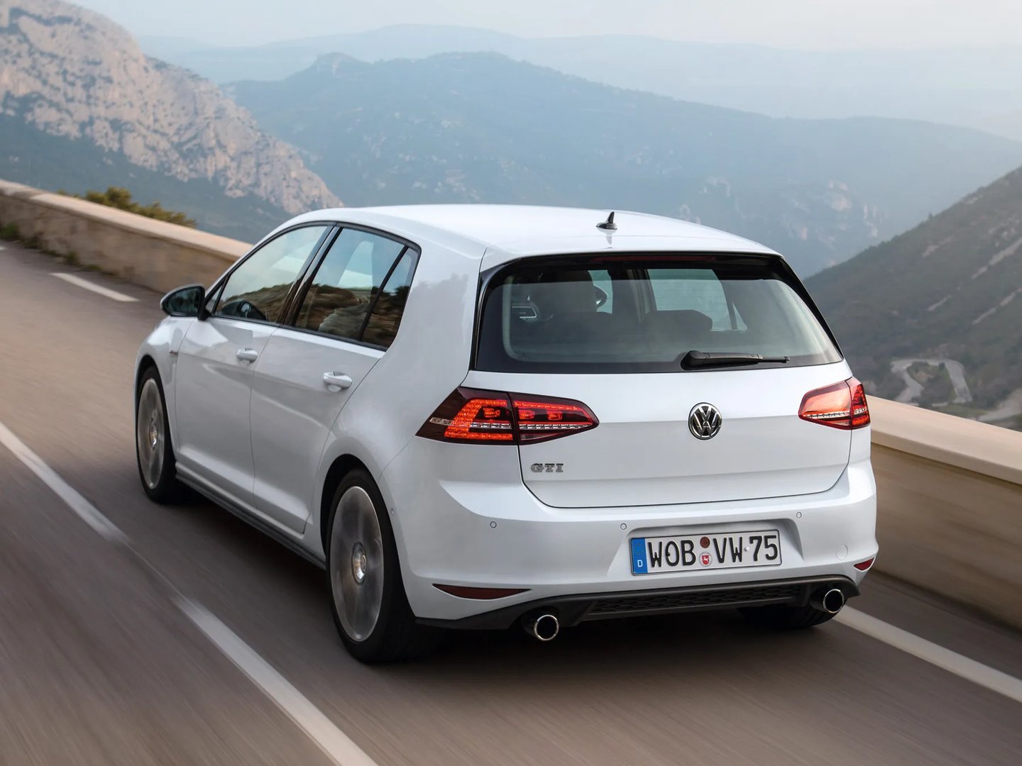 Volkswagen_Golf_GTI_7_generation__Hatchback_5-door__9.jpg