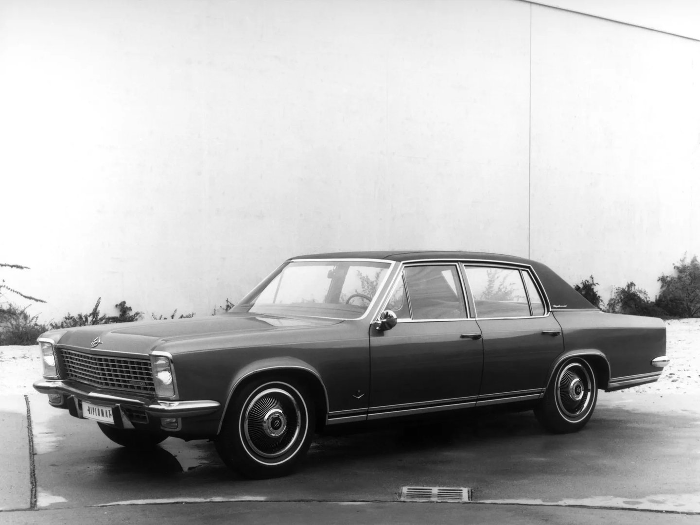 Opel_Diplomat_2_generation__Sedan__8.jpg