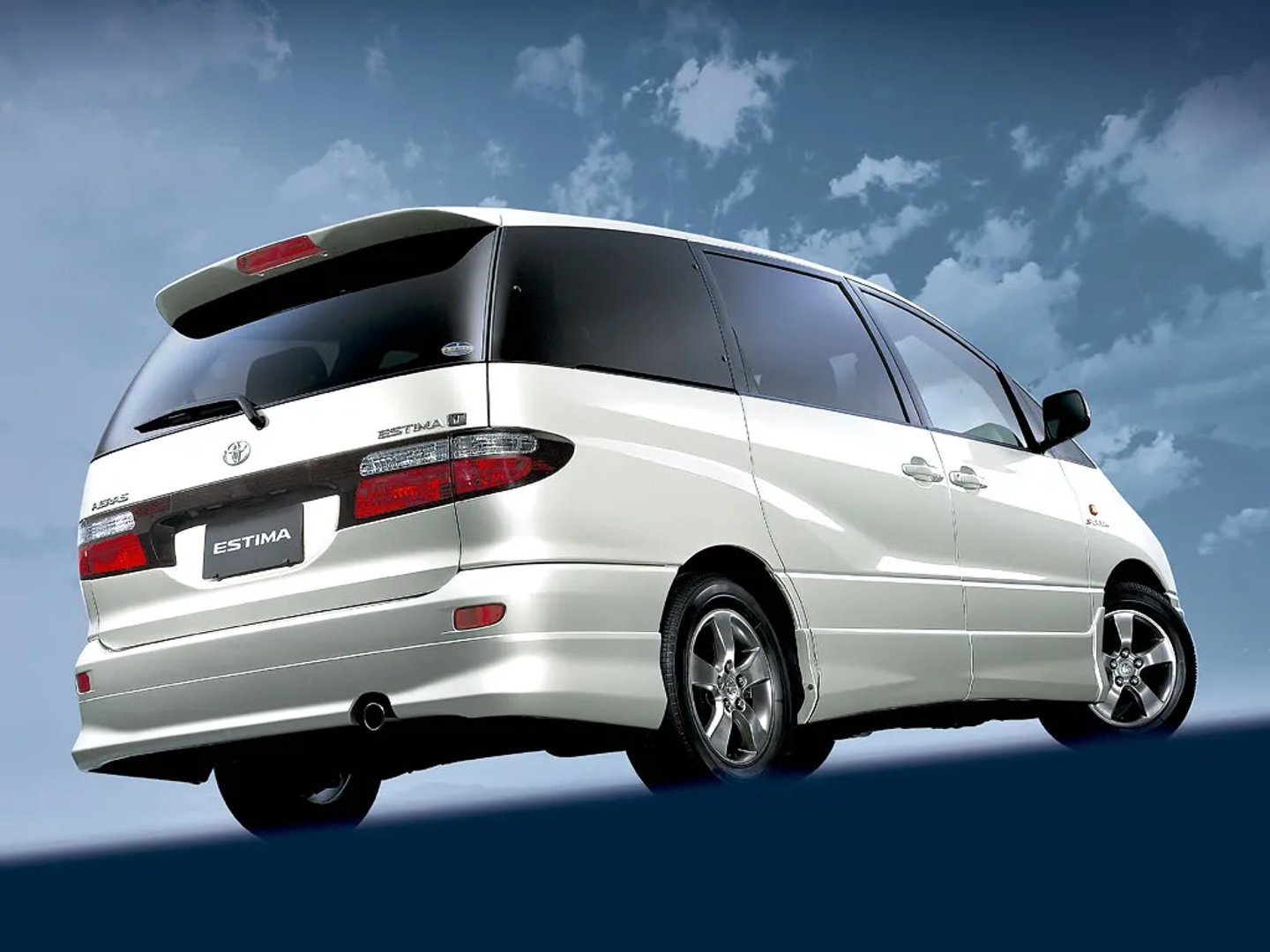 Toyota_Estima_2_generation__Minivan__2.jpg