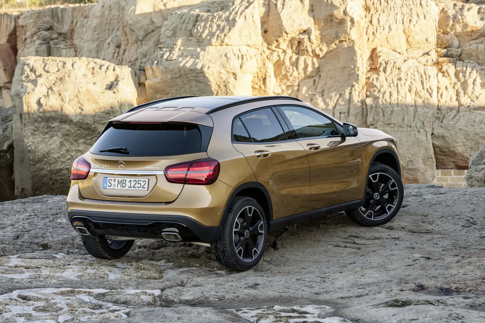 Mercedes_GLA_1_generation_restyling__SUV_5-doors__2.jpg