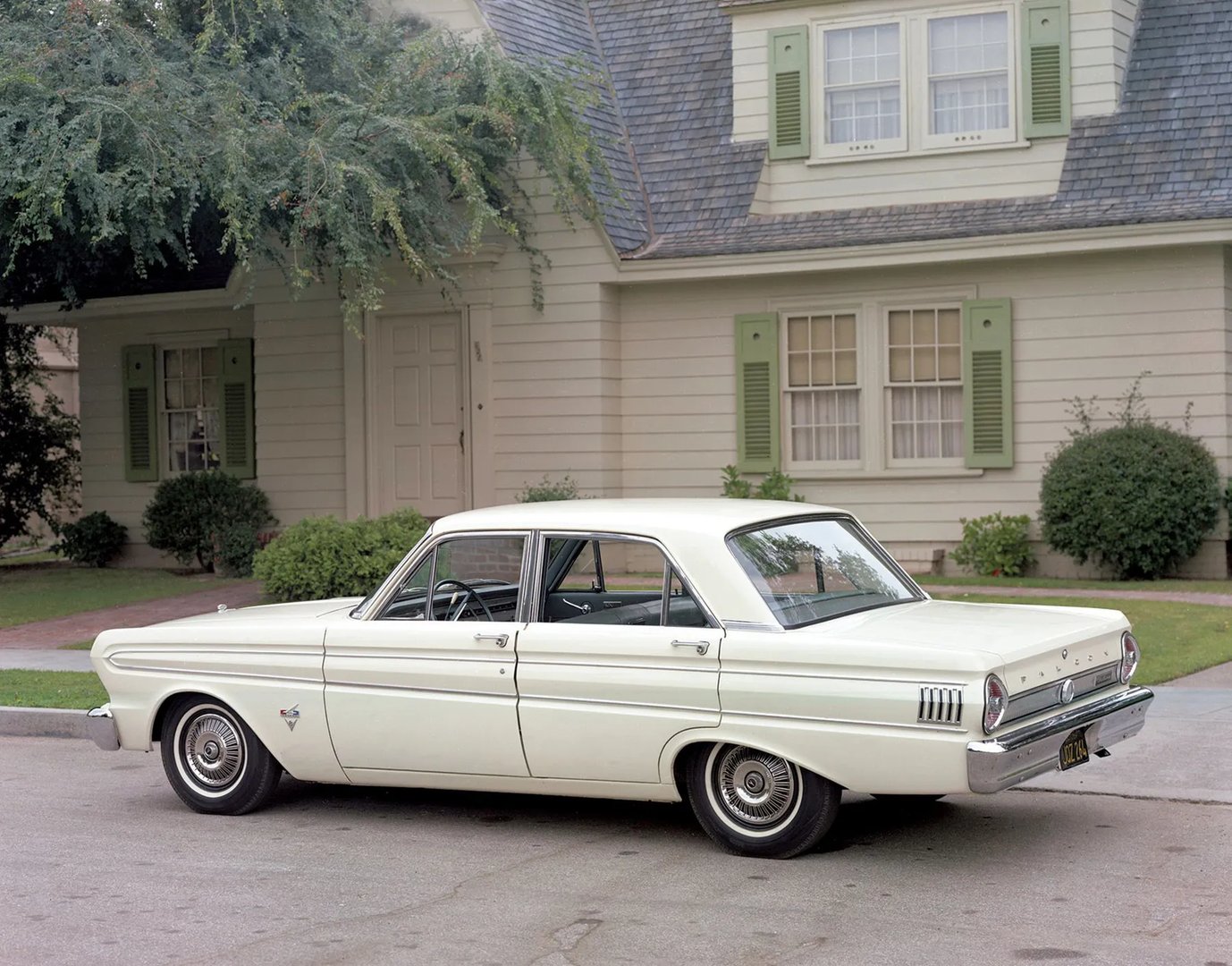 Ford_Falcon_2_generation__Sedan__1.jpg